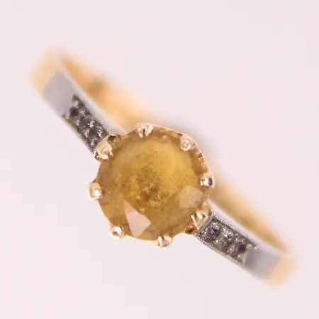 Ring med orange sten samt vita stenar, stl 17¼, bredd 2-7mm, gravyr, 18K  Vikt: 3 g