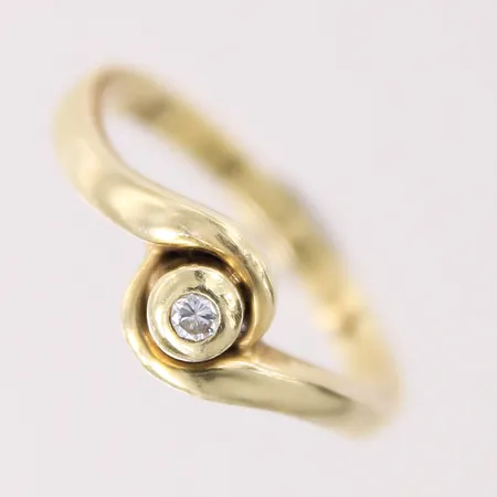 Ring med diamant ca 0,03ct, stl 16¾, bredd 2-7mm, 14K  Vikt: 3,3 g