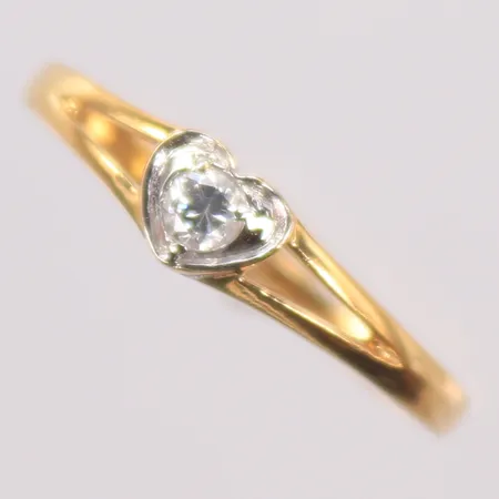 Ring med vit sten, stl 17¾, 18K Vikt: 2 g