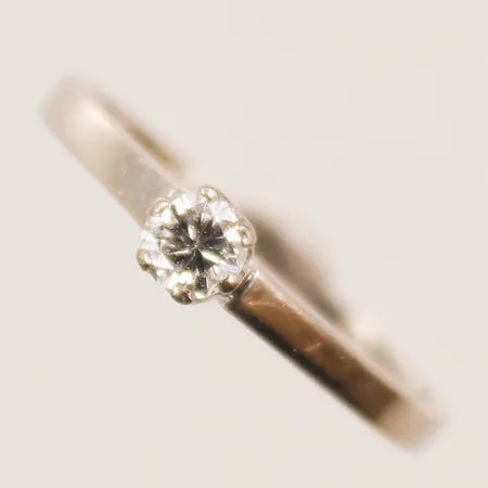 Ring med diamant, 0,15ct enligt gravyr, stl 15½, bredd 1-3mm, vitguld, 18K Vikt: 2,2 g