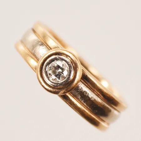 Ring med diamant, 0,16ct enligt gravyr, stl 19½, bredd 7mm, repig, rödguld/vitguld, 18K Vikt: 11,2 g