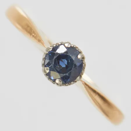 Ring, safir ca0,35ct, Ø16, bredd:2-10mm, safiren har naggade fasettkanter, två klor är utslitna, 18K Vikt: 2,4 g