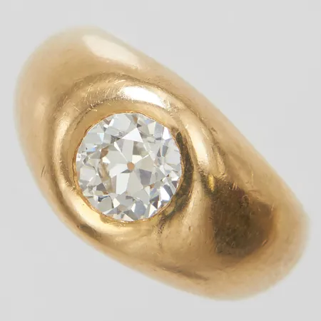 Ring med gammalslipad diamant 1 x ca. 1,25ct ca. Cr-TCa (J-K) / VS2, Ø17¾, bredd: 5-11,7mm, liten spricka på ringskenans insida, 14K Vikt: 9 g