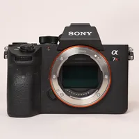 Kamera Sony A 7RM3, serienummer 3780561, originalkartong, batteri och laddare, två objektiv: Sonnar FE 1.8/55 ZA T* med motljusskydd och filter samt originalkartong, Sony FE 1.8/85 med motljusskydd och filter samt originalkartong, två blixtar med mjuka fodral och originalkartonger,  Wireless Radio Commander, mjukt fodral och originalkartong, smärre slitage, kartonger med bruksslitage.  Skickas med postpaket.