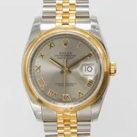 Herrur Rolex Datejust, stål/guld, 36mm, ref: 116243, snr: E64E5755, boettnr: 2080, Cal. 3135, verknr: 3 3510275, safirglas, datum, slät ring ej modellenlig, jubileelänk, stål/guld, ref: 63603, viklås crownclasp, manual, certifikat daterat 2011-11-18 Nymans, box, ytterkartong, OBS!, modellen såldes med en diamantring som ej medföljer, klockan har en slät ring som den inte ska ha. 