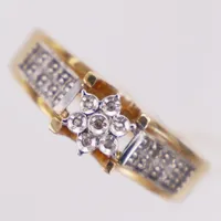 Ring, diamanter 0,09ctv, stl 18, bredd 3-6,5mm, 14K Vikt: 3,2 g