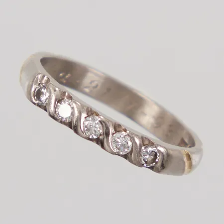 Ring, diamanter 5x ca 0,03ct, stl 17½, bredd 3mm, HE år 1990, gravyr, vitguld 18K Vikt: 3,4 g