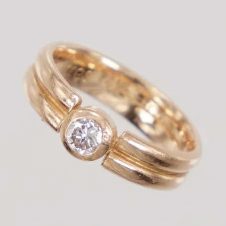 Ring, diamant 1x ca 0,15ct, stl 16¼, bredd 4,5-5,2mm, Stockholm år 2000, gravyr/slitage, 18K Vikt: 4,8 g