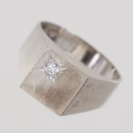 Klackring, diamant 1x ca 0,06ct, stl 17¼, bredd 3,9-9,3mm, Alton år 1969, gravyr/slitage, vitguld 18K Vikt: 5 g