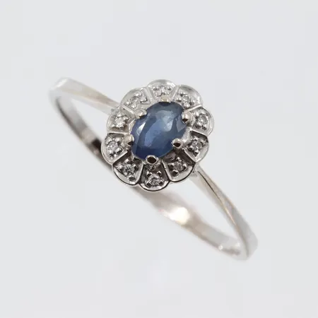 Ring med safir och diamanter ca 10x0,005ct, stl 22mm, bredd 1,6-10,7mm, 18K vitguld Vikt: 2,9 g