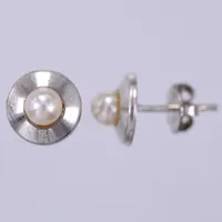 Ett par örhängen med plast pärlor, Ø ca 8mm, 830/1000, silver Vikt: 1 g