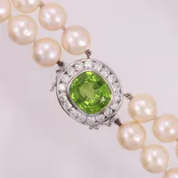 Collier med pärlor Ø10mm, debbelradigt, 46 cm, lås 18K vitguld med diamanter 18x ca. 0,12ct, Peridot 1x15,5x14,0x8,5mm, bruttovikt: 133,4gram  Vikt: 133,4 g