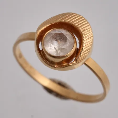 Ring i 18K guld, 15¾, bredd 1,6-9,3mm, 1st vit sten, mått Ø5mm, Finn Feelings, design Karl Laine, Finland, vikt 1,76g.