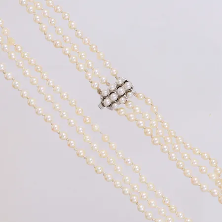Collier, treradigt med odlade saltvattenspärlor Ø3,8-4,3mm, längd ca 41cm, lås i vitguld med pärlor, 14K Vikt: 25,6 g