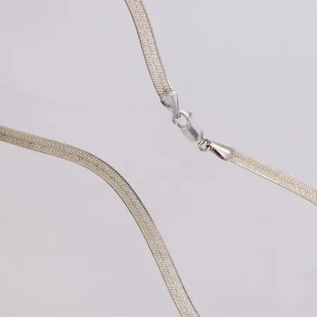 Collier, manglad, blank/knottrig, längd 42cm, bredd 5,1mm, Italy, 925/1000 silver Vikt: 13 g