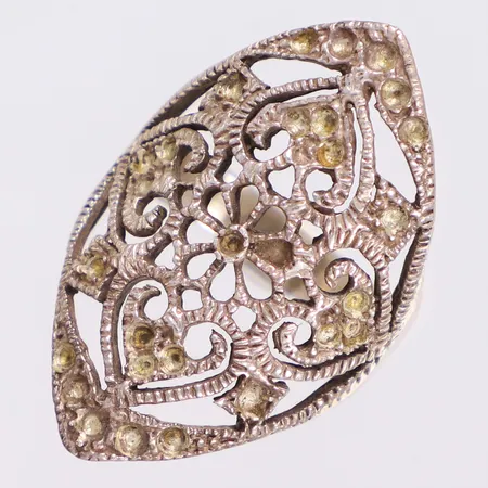 Ring med mönster, stl 17½, bredd 3,9-31,3mm, stenar saknas, 925/1000 silver Vikt: 5,3 g