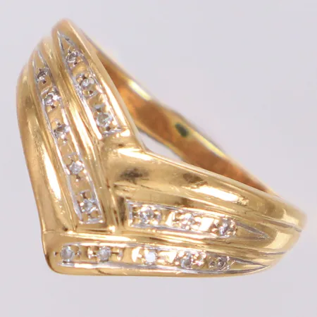 Ring med åttkantslipade diamanter ca 0,08ctv, stl 16¾, bredd 1,9-9,3mm, Guldfynd, repor, slitage, 18K  Vikt: 3,6 g