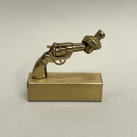 Skulptur, miniatyr ur Non Violence-serien, Carl Fredrik Reuterswärd (1934-2016) för Skultuna, höjd 5,5cm, bredd 6cm, signerad CFR, nagg och repor, mässing Vikt: 0 g