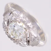 Ring med äldre briljantslipad diamant ca 0,85ct ca W(H)/Si, slipad kulett, små nagg på rondist, 10x ca 0,01ct 8/8-slipade, stl 17, bredd 2-9,5mm, ostämplad, platina  Vikt: 4,2 g