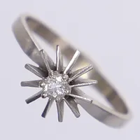 Ring med diamant 0,10ct, stl 18½, bredd 2-9mm, 14K, 3,0g Vikt: 3 g