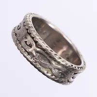 Ring, mönstrad, stl 19½, bredd 7,5mm, påtagligt bruksslitage, personlig gravyr, vitguld 18K Vikt: 12,4 g