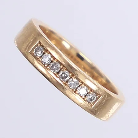 Ring med diamanter 7x ca 0,02ct, stl 17¾, bredd 5mm, tillv. G Wetteholm, Varberg 2014, personlig gravyr, 18K Vikt: 8,6 g