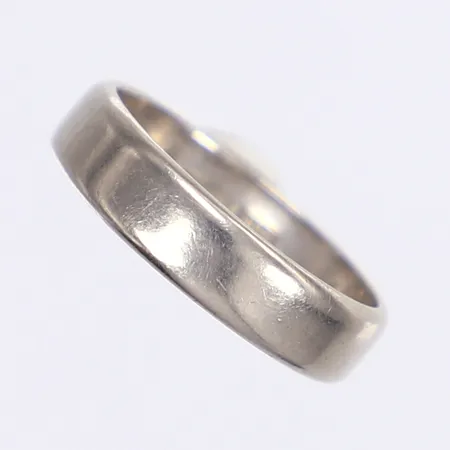 Ring, slät, stl 17¾, bredd 5mm, personlig gravyr, vitguld 18K Vikt: 5,1 g