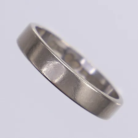 Ring, slät, stl 17¾, bredd 4mm, personlig gravyr, vitguld 18K Vikt: 4,2 g