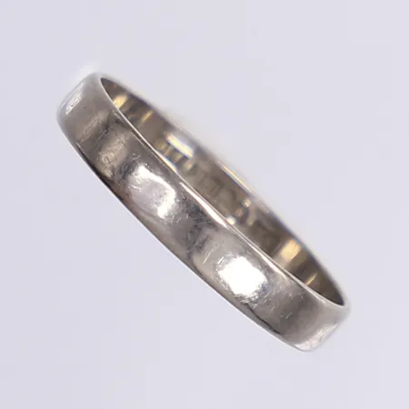 Ring, stl 20½, bredd 4mm, personlig gravyr, vitguld 18K Vikt: 3 g