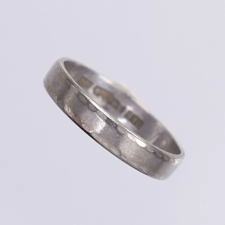 Ring, stl 17¾, bredd 4mm, personlig gravyr, vitguld 18K Vikt: 2,7 g