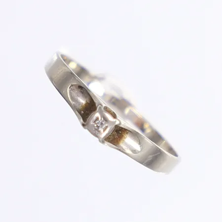 Ring med vit sten, stl 18¼, bredd 1,5-3,5mm, vitguld 18K Vikt: 1,6 g