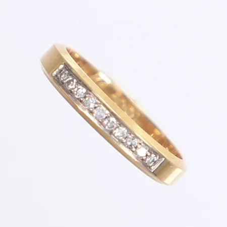 Ring med diamanter totalt 0,10ctv enl. gravyr, stl 17½, bredd 3,5mm, personlig gravyr, 18K Vikt: 3 g