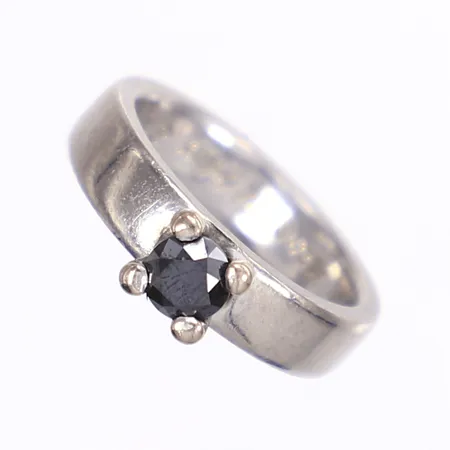 Ring med svart sten troligen moissanit 0,67ct enl. gravyr, stl 17, bredd 5-6mm, personlig gravyr, vitguld 18K Vikt: 9,5 g