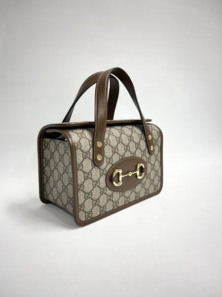 Väska Gucci Gucci Horsebit 1955 Mini Top Handle, monogramerat canvas, ca 23x16x12cm, modellnummer: 64545392TCG serienummer: H08028676, med dustbag, box, papperspåse och kvitto från Gucci Oslo 2022, nyskick Vikt: 0 g