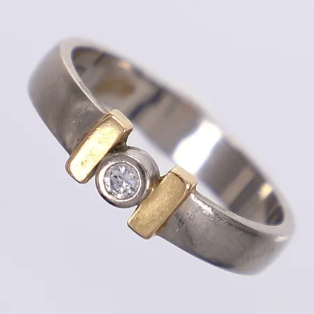 Ring med diamant ca 0,05ct, stl 19¼, bredd 4-5,5mm, rödguld/vitguld 18K Vikt: 6 g