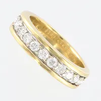 Ring med 11 diamanter totalt 0,63ct enligt gravyr, H-I/SI, stl 16¾, bredd 5mm, GHA, 18K  Vikt: 6,6 g