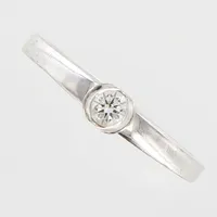 Ring vitguld med Diamant 0,20ct enligt gravyr, GHA, stl 19¼, bredd: 2,5mm, 18K  Vikt: 3,8 g