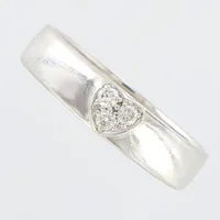 Ring vitguld med Diamanter 3 x ca 0,03ct, hjärtformad fattning, GHA, stl 19¾, bredd: 4,5mm, 18K  Vikt: 4,9 g