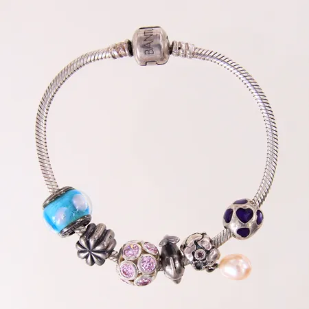 Armband med berlocker, längd 19cm, bredd 2,9-13,7mm, Bantu, 2st berlocker Pandora, silver 925/1000.  Vikt: 36,3 g