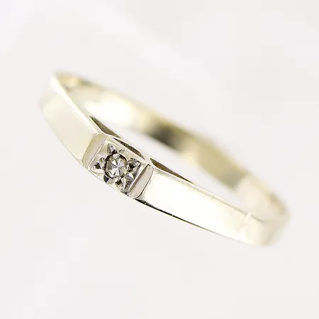 Ring, diamant ca 0,01ct 8/8 slipad, stl 18, skev skena, vitguld, 18K Vikt: 1,8 g