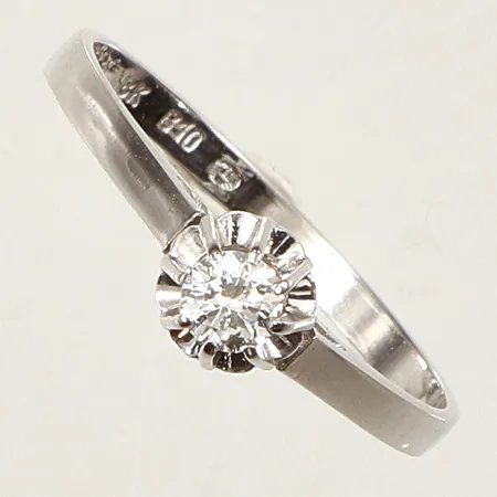 Ring diamant 0,14ct enligt gravyr, stl 17, bredd 5,3mm, vitguld, 18K  Vikt: 1,7 g