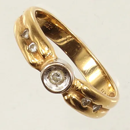 Ring med diamanter 4 x ca 0,02ct + 1 x ca 0,04ct, stl 18, bredd 4-5mm, 18K Vikt: 3,3 g