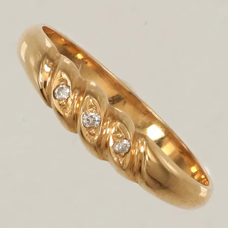 Ring med diamanter 3 x ca 0,01ct, stl 17¾, bredd 2-4mm, 18K Vikt: 2,2 g