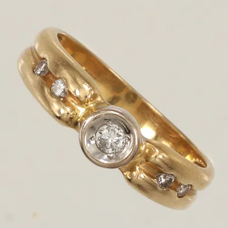 Ring diamanter 1 x ca 0,05ct, 4 x ca 0,0ct, stl 16¼, bredd 4,9mm, 18K Vikt: 2,7 g