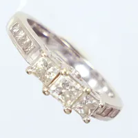 Ring prinsessslipade diamanter, totalt 1ct enligt gravyr,  8x0,02ct , briljantslipade 6x0,01ct  vitguld,  Ø15¾, 18k Vikt: 3,6 g