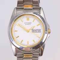 Damur Citizen Ø26mm, ref nr. 1002-S066824 snr. 451051198, dag/datum, quartz (går ej, i behov av batteribyte), stållänk, repigt glas, repor på länk 