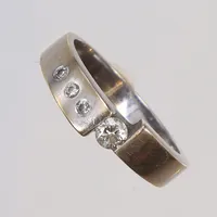 Ring i vitguld med diamanter 1xca0,22ct samt 3xca0,02ct, kvalitet ca Si stl 19½ bredd 3-7mm 18K Vikt: 6,4 g