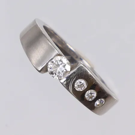 Ring i vitguld med diamanter 1xca0,23ct samt 3xca0,03ct, kvalitet ca Si, stl 17 bredd 2-6mm 18K Vikt: 5,2 g