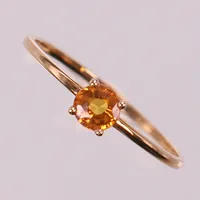 Ring med orange sten, stl 17¼, bredd 1-4mm, roséguld, 18K  Vikt: 0,9 g