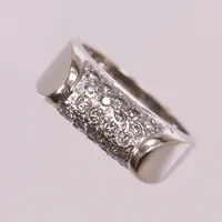 Ring med diamanter, ca 22x0,01-0,02ct, stl 17¼, bredd 4,5-7,5mm, behov av omrodiering. 18K Vikt: 7,3 g